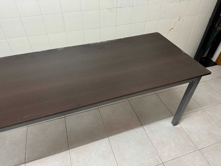 Mesa com Armação em Ferro Lacado Cinza e Tampo em Madeira (MDF)