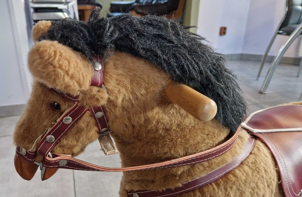 Konik na biegunach vintage – solidny i sprawny