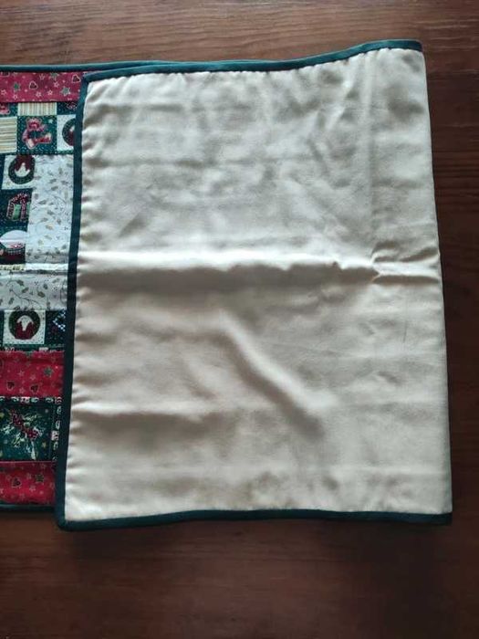 Caminho de mesa / aparador com motivos de natal.