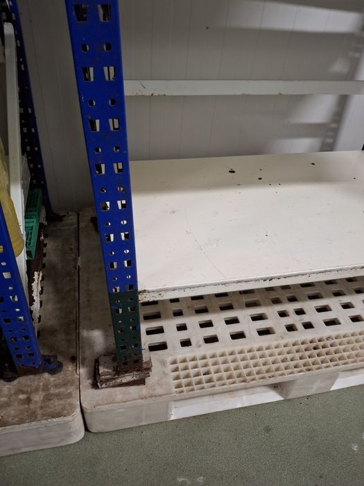 Vendo duas estantes de ferro