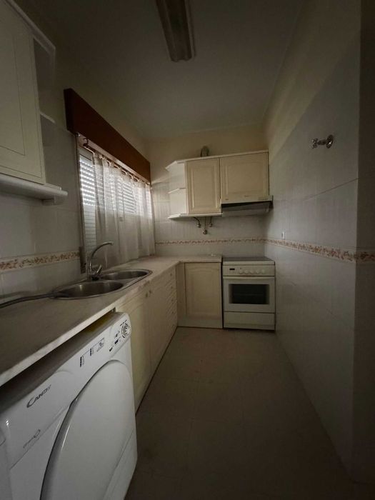 Apartamento T2, Rés-do-Chão, com boas áreas, bastante soalheiro e bem localizado. Fácil acesso a A2,  sito na quinta do lírios.