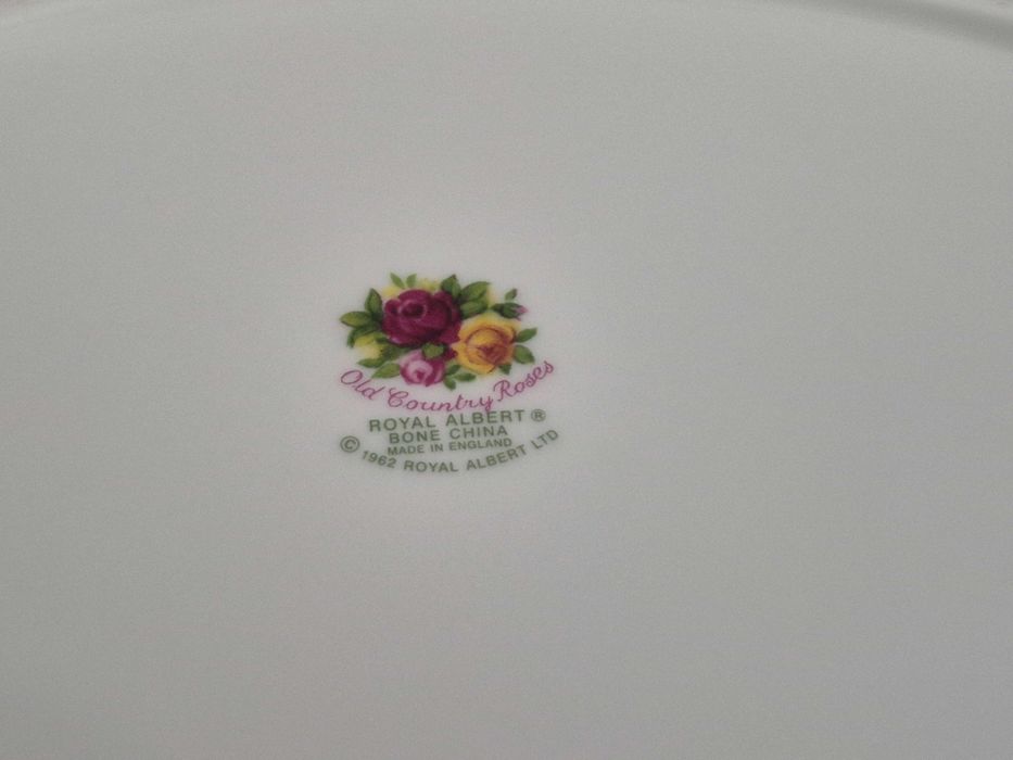 Coleção de 3 Chávenas e duas Travessas Royal Albert Old Country Roses