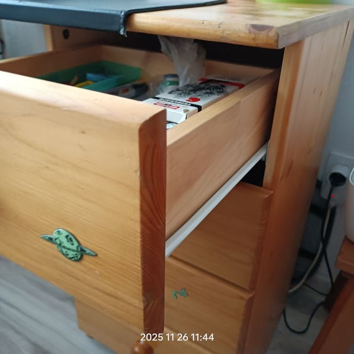 Biurko z drzewa sosnowego.