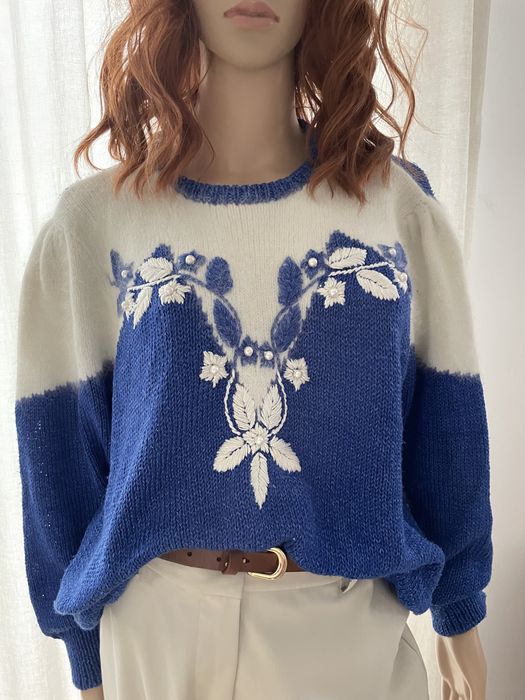 Zjawiskowy sweter ze zdobienie angora haft biały niebieski xl