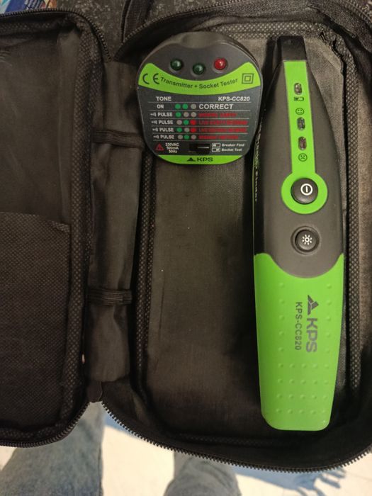 Este dispositivo é o KPS-CC820, um testador de tomadas e localizador d