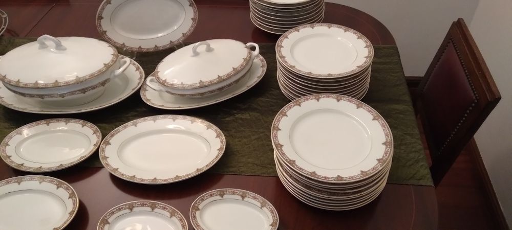 Serviço de jantar de louça marca " Coimbra ",