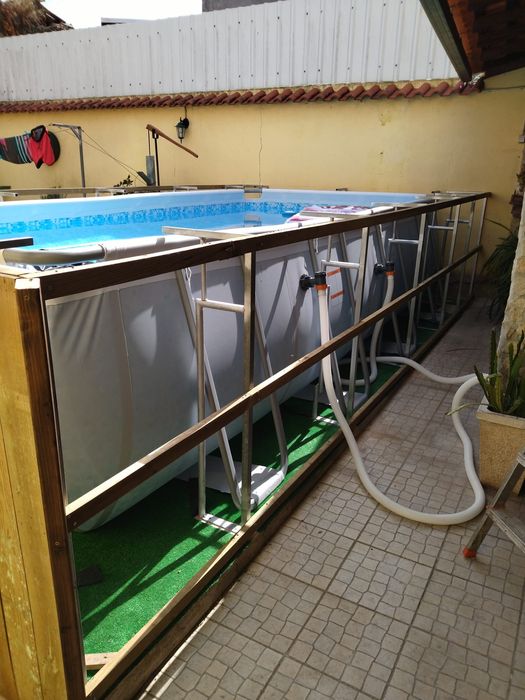 piscina com estrutura em ferro e madeira