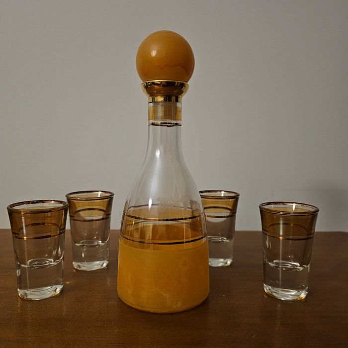 Garrafa de Licor e Copos64564198408705120