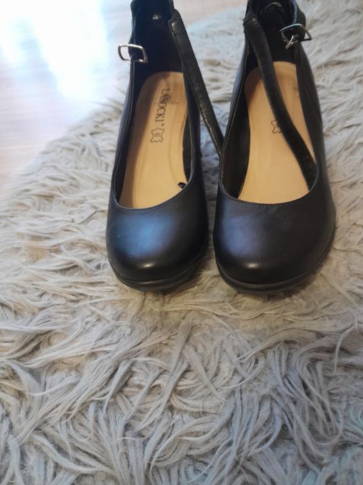 Skórzane buty lasocki na koturnie