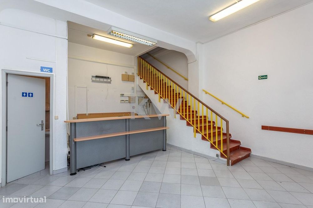 Edifício de serviços área total de 552m2 e estacionamento privativo |