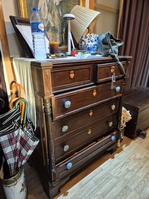 Cómoda antiga em madeira maciça com colunas torneadas e frisos moldura