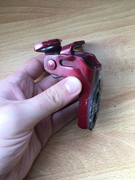 Дверная петля Nissan Juke (нижняя левая)