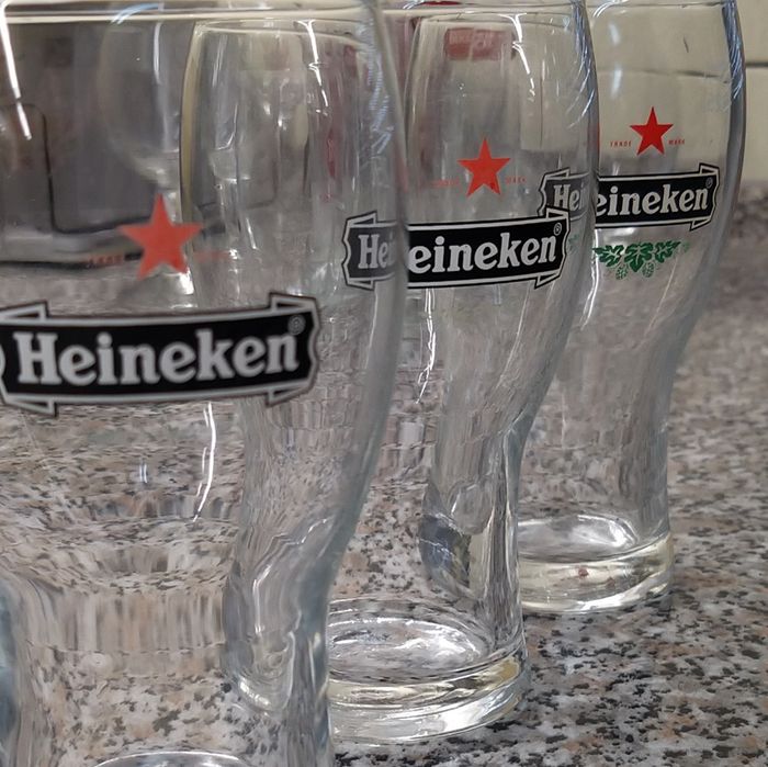 3 Copos Heineken.