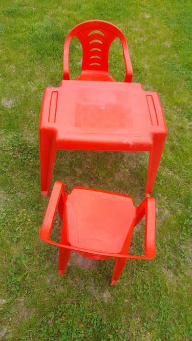 Stolik ogrodowy dziecięcy i dwa krzesła