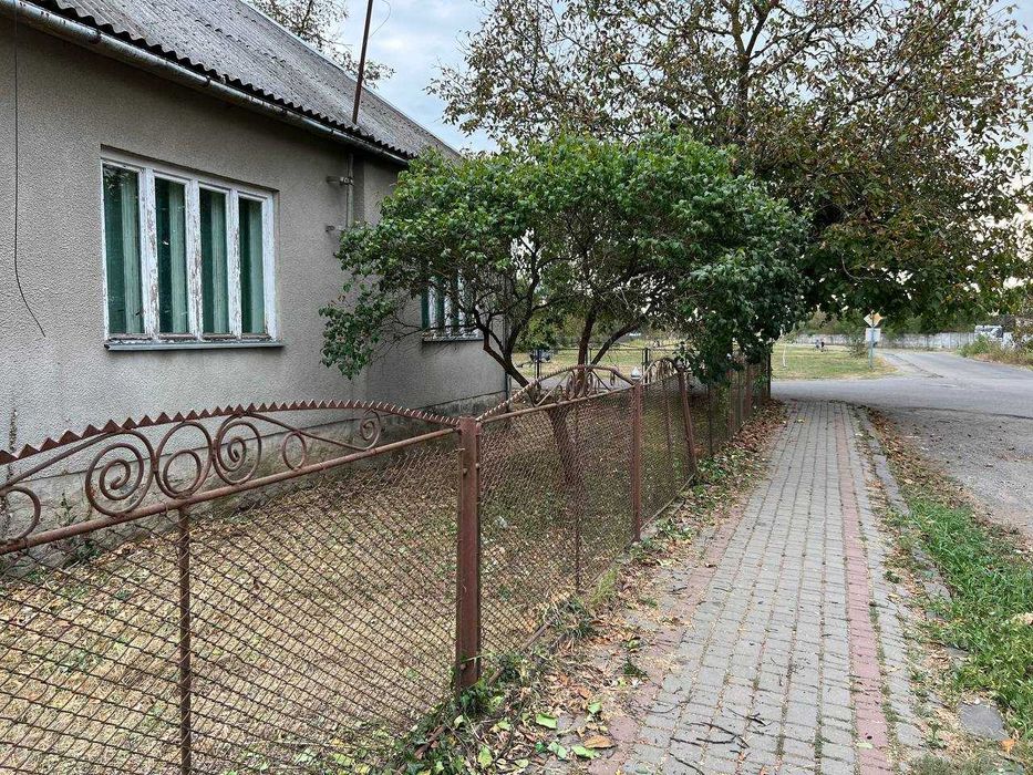 Продається будинок і земельна ділянка біля лікарні