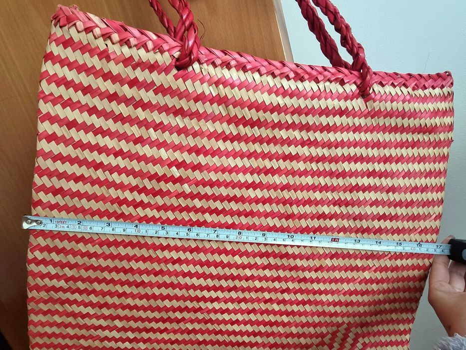 Saco de praia estreito vermelho e castanho claro