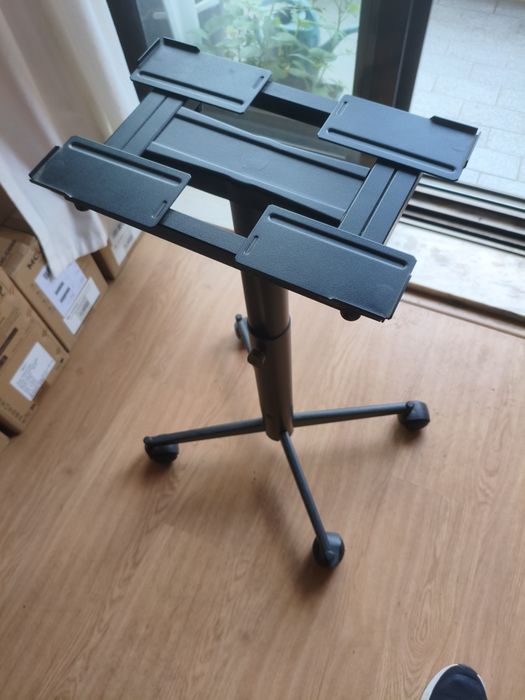 Suporte para TV com rodas