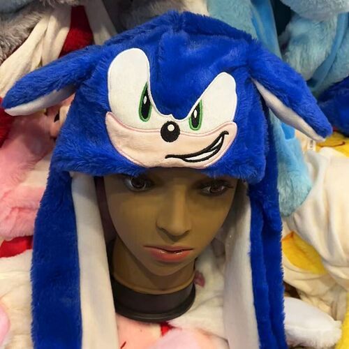 Шапочка с поднимающимися ушками ,,Соник"