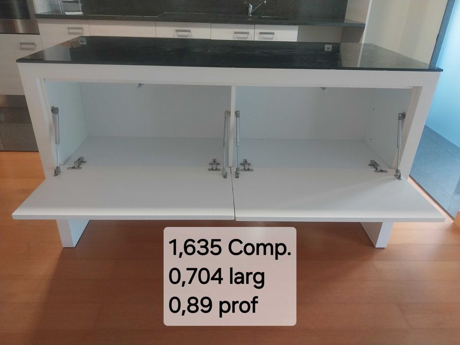 Balcáo cozinha com oferta de 2 bancos
