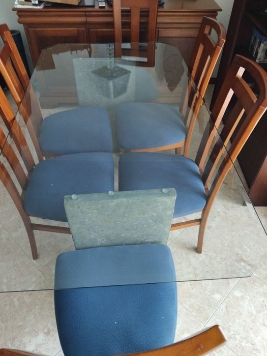 Vendo mesa  com 6 cadeiras, madeira de lei,tampo  de vidro  duplo