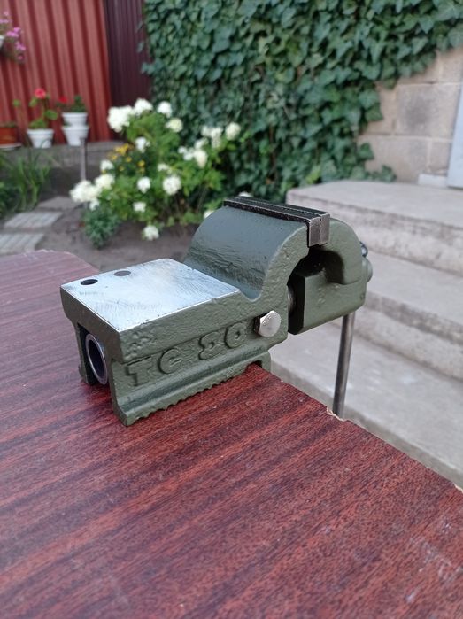 Тиски слюсарні 80мм нові