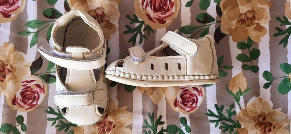 Босоніжки шкіряні на дівчинку 20 розмір білі