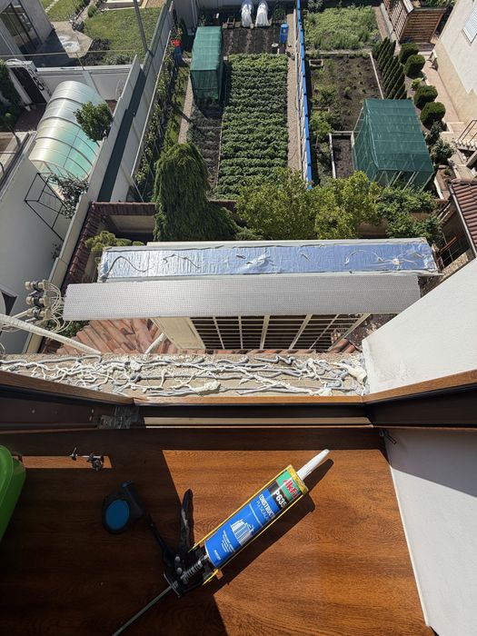 Здравствуйте! Я профессиональный мастер по ремонту окон и дверей.