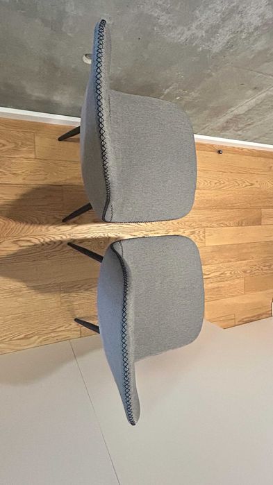 2 Cadeiras Estofadas Cinzentas (com a costura e pés na cor preta)