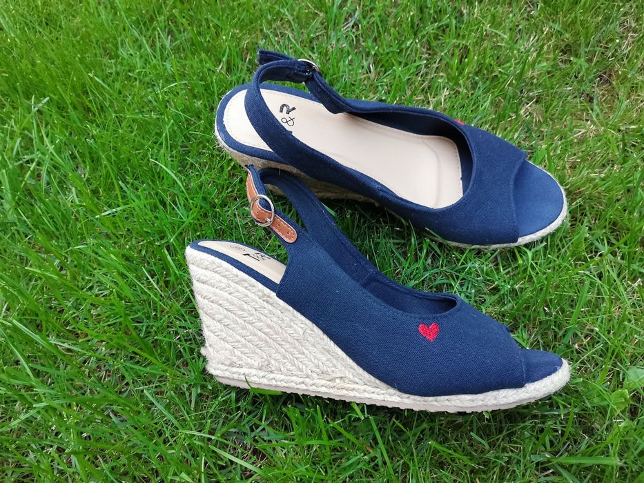 Buty sandały na koturnie
