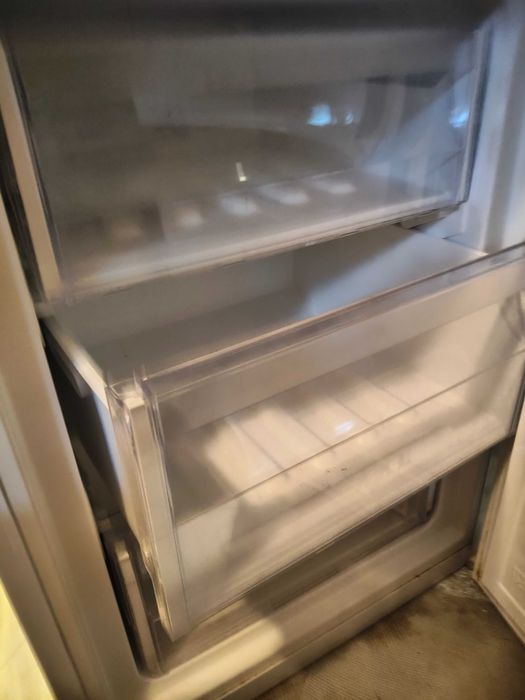 Prateleiras gavetas do Indesit combinado