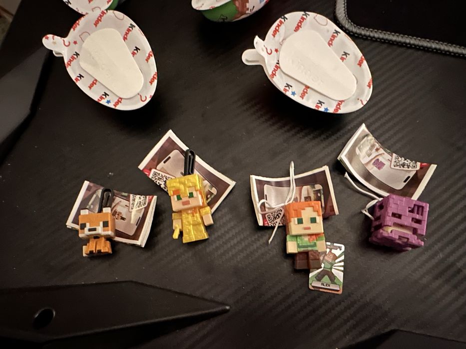 Kinder Joy Minecraft Майнкрафт Алекс в золотой броне Лиса Шалкер