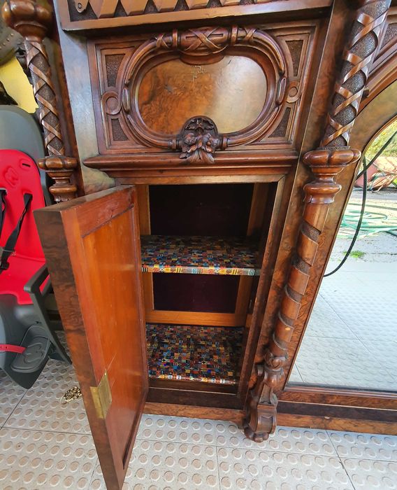 APARADOR PRECIOSO VICTORIANO com imensa personalidade para uma sala