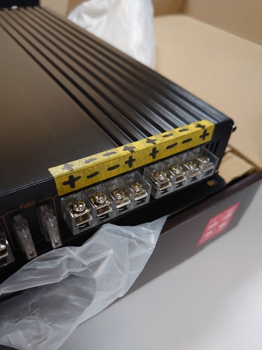 Автомобильний 4х канальный усилитель с масштабной открытой подачей.