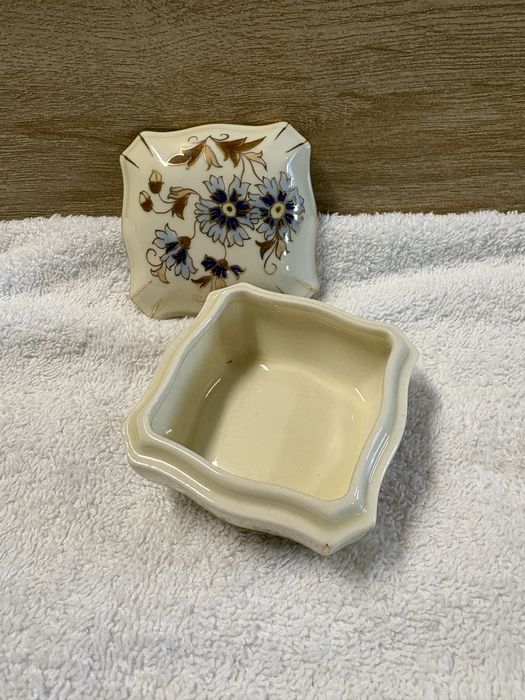 Porcelanowa szkatułka z kwiatami