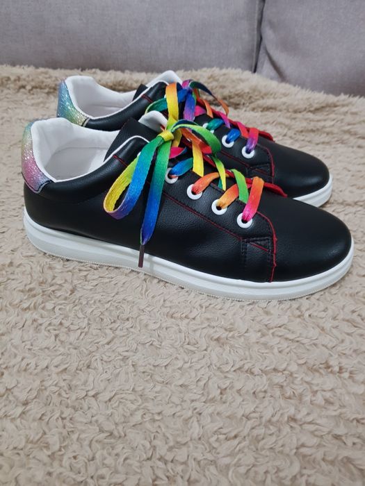 Ténis Novos tam. 38 em preto com atacadores multicores
