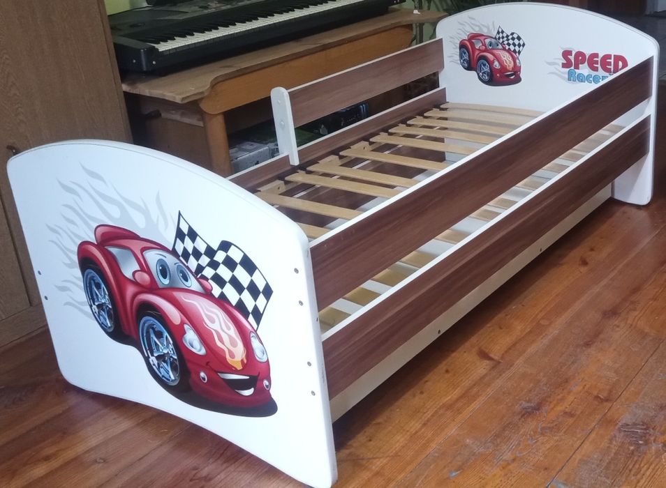 Łóżko dziecięce z motywami samochodowymi