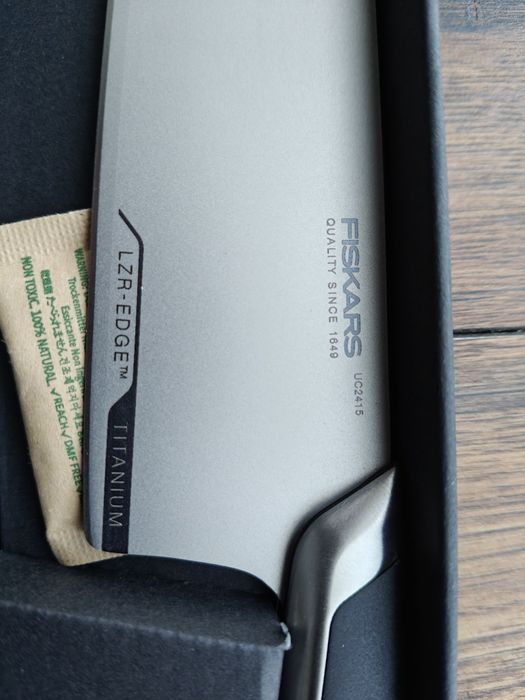 Fiskars Taiten Santoku szefa kuchni tytan