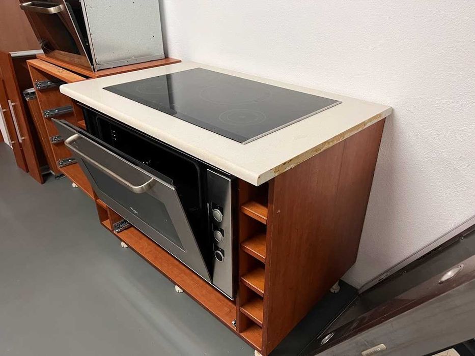 Móvel com placa e forno