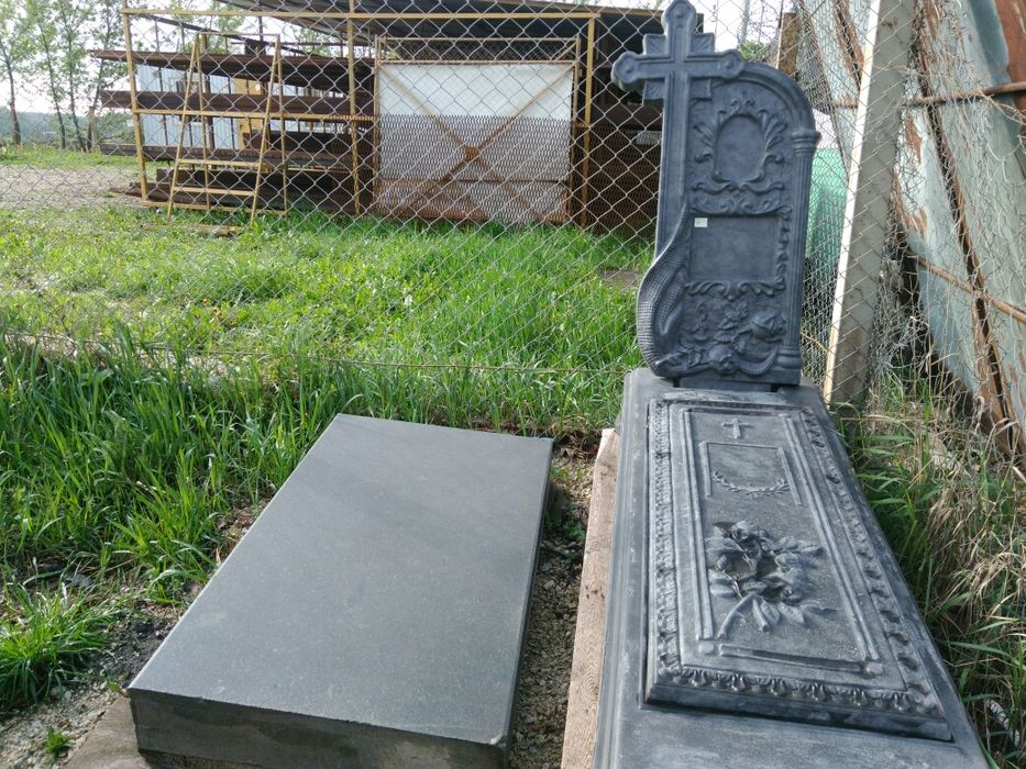 Вазони,болясини,квiтники,леви,пам'ятники,фонтани...