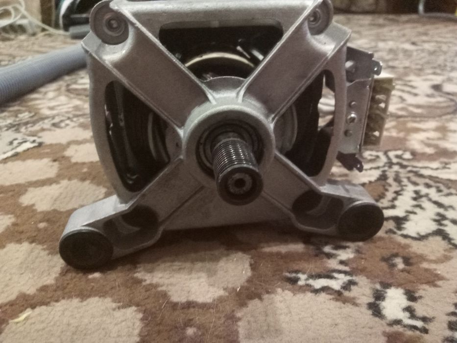 Двигатель от стиральной машины.