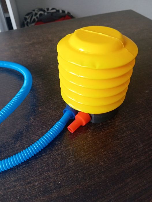 Pompka ręczna np do materacy