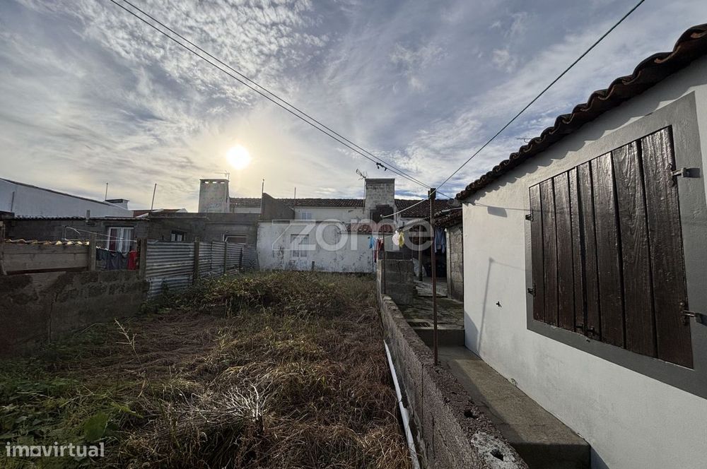 Moradia T2+1 com Quintal, Anexo e Acesso por Duas Ruas – Ponta Garç...