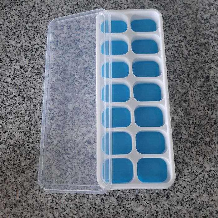 NOVA Cuvete 14 Cubos de Gelo com Tampa e Base de Silicone