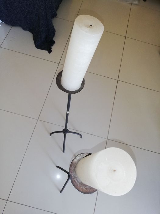 2 castiçais em metal com vela