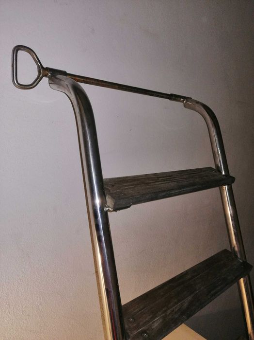 Escada para barco ou piscina em madeira e inox, com degraus inclinados