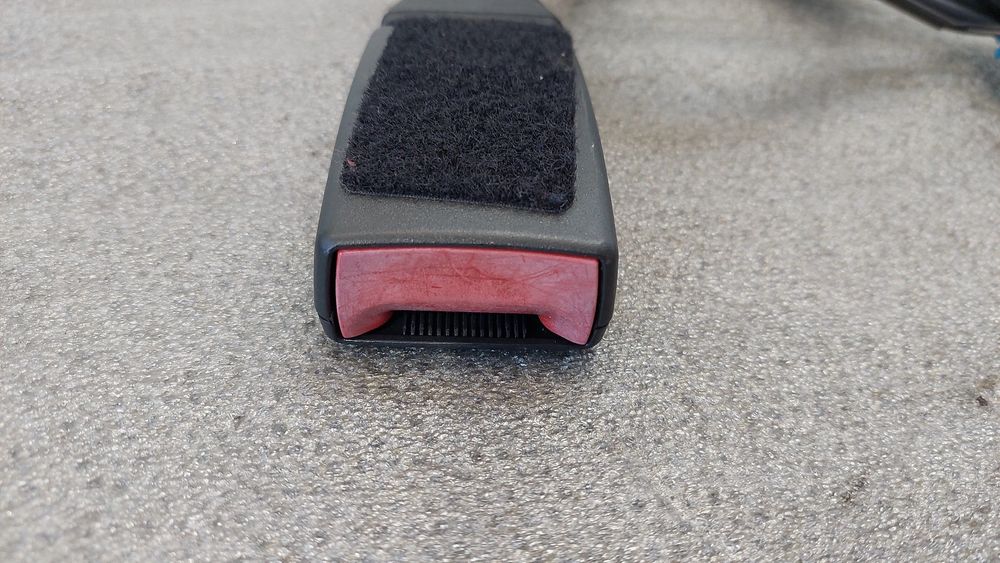 Encaixe de cinto frente direito OPEL Astra H GTC (L08)