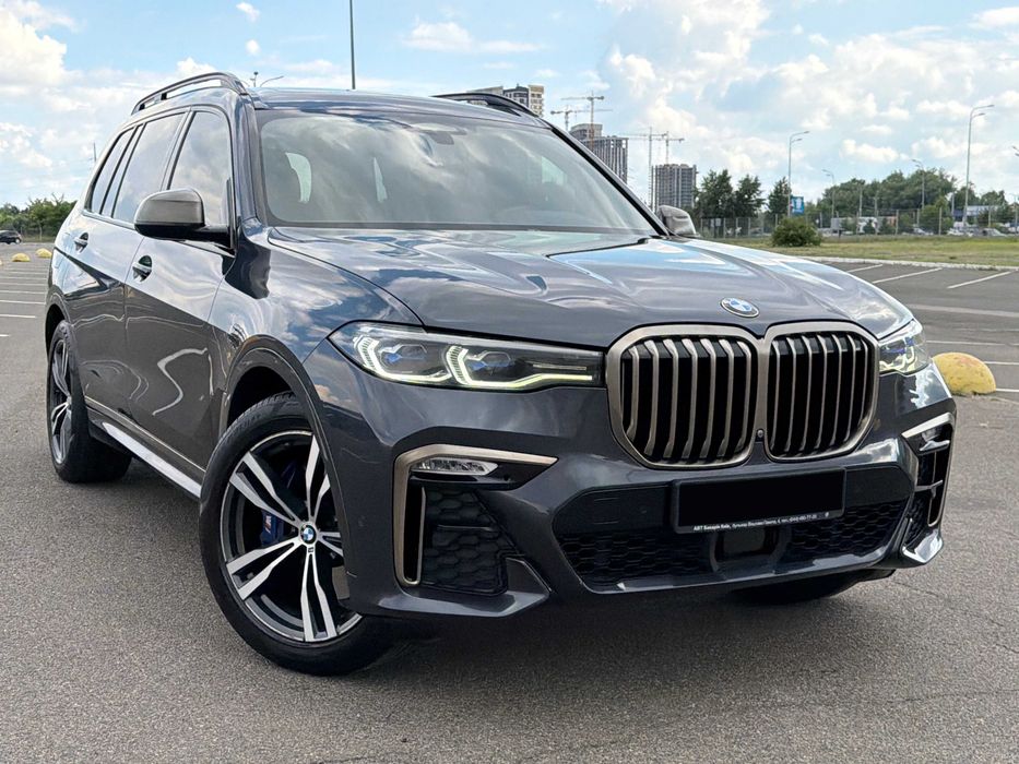 BMW X7 M50i Official