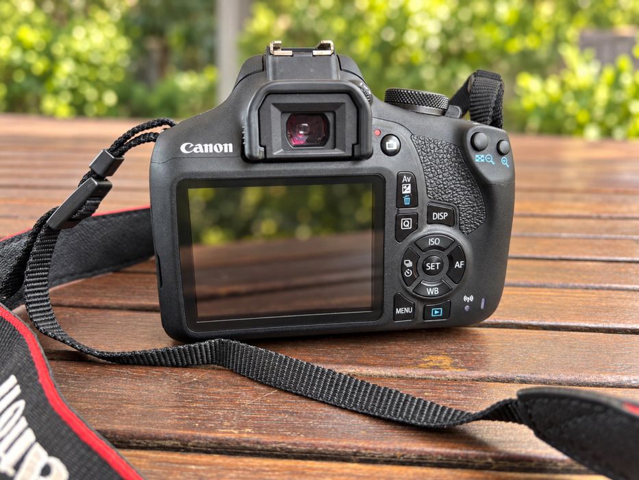 Canon EOS 2000D + objetiva 18–55 mm + mala e acessórios