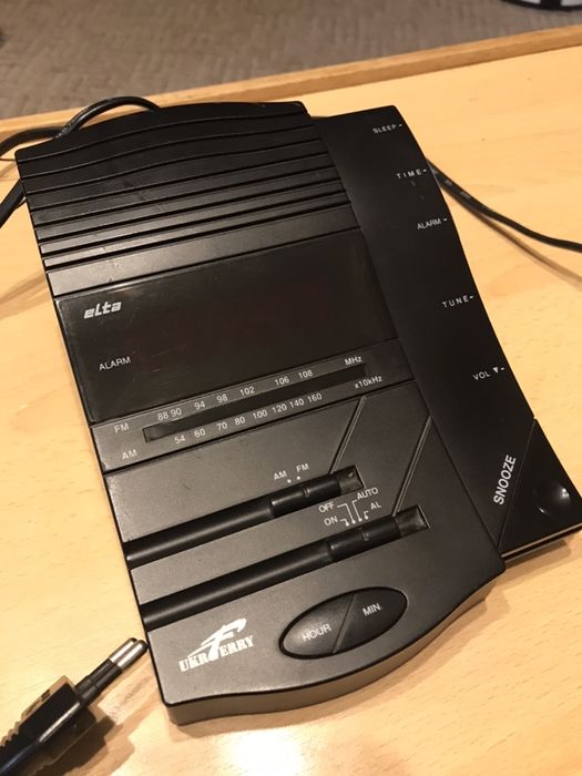 Часы с приемником и будильником Elta