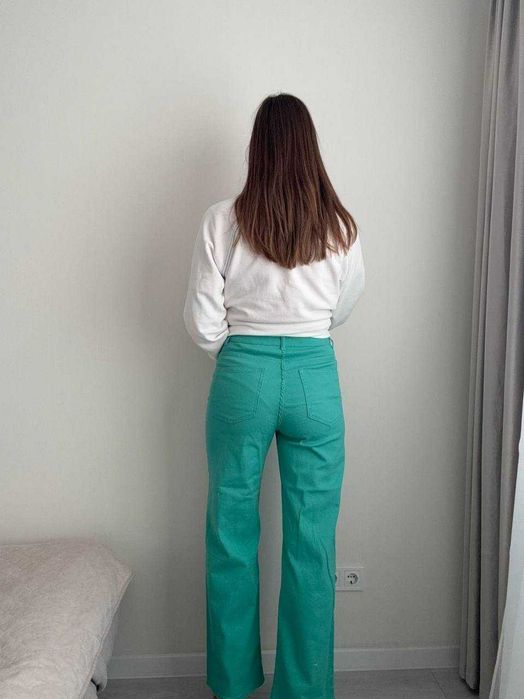 Стильные зеленые джинсы H&M М